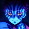 アニメ『鬼滅の刃』に登場する上弦の参・猗窩座。青い光の中で不敵に微笑む彼の表情は、記事で考察する「執念」による弱点克服の強さを示唆している。